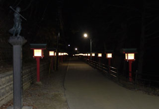 高尾山薬王院の灯りの巡礼　夕涼みライトアップ